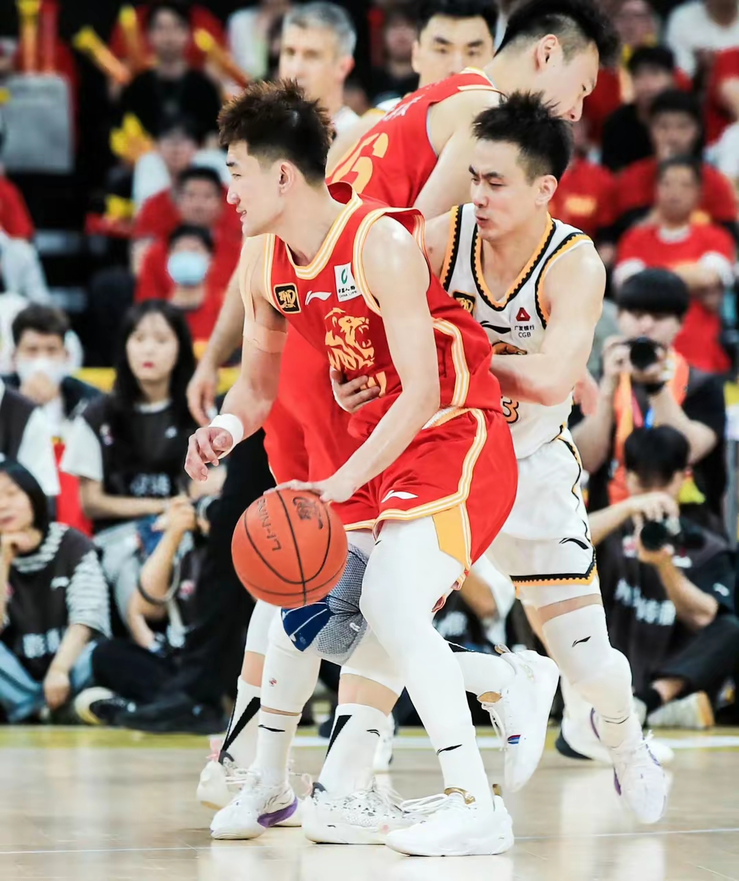 CBA季后赛冲刺阶段走向成谜，辽宁本钢绝杀压哨，更衣室稳定，团队化学反应显著的简单介绍